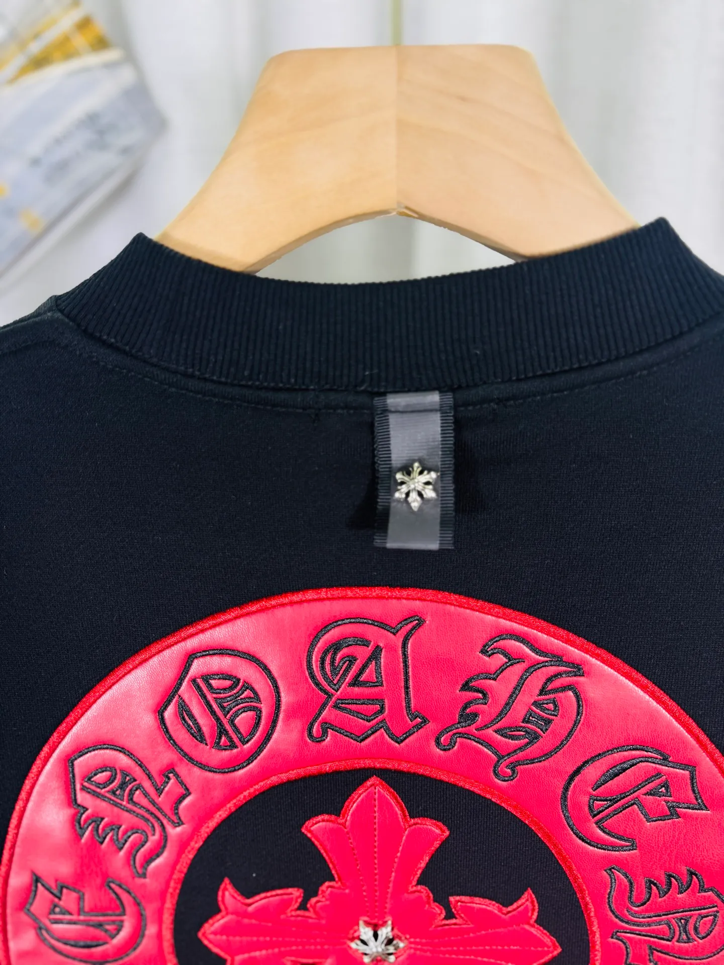 P240 top version, real shot without P, ​​different from market currency) 𝗖𝗵𝗿𝗼𝗺𝗲 𝗛𝗲𝗮𝗿𝘁𝘀/Cro Heart 2025 Washed Leather Embroidery Autumn and Winter New Original Single Counter American Laser Burnt 3D Three-dimensional Color Embroidered Couple Casual Sweater 👑The highest version! Customized fabric 420g tripe terry fabric! American acid-washed and distressed original fabric, laser burnt pattern ✟Skin embroidery, exquisite embroidery of letters! The best-selling model in the counter, very comfortable to wear. Accessories: original molded and authenticated collar label➕100% silk wash label. Genuine purchase-grade original hangtag➕matching hanging rope➕3D hanging beads➕original packaging bag. Craftsmanship: The original version has consistent wiring! The highest version of the armhole matching technique! Color: Red Black Size: S M L XL Style No.: 9322